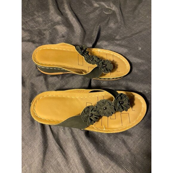 Cute Black Floral Sandals Womens Size 38 USA 8 Slip on So comfy Cute - Picture 3 of 5